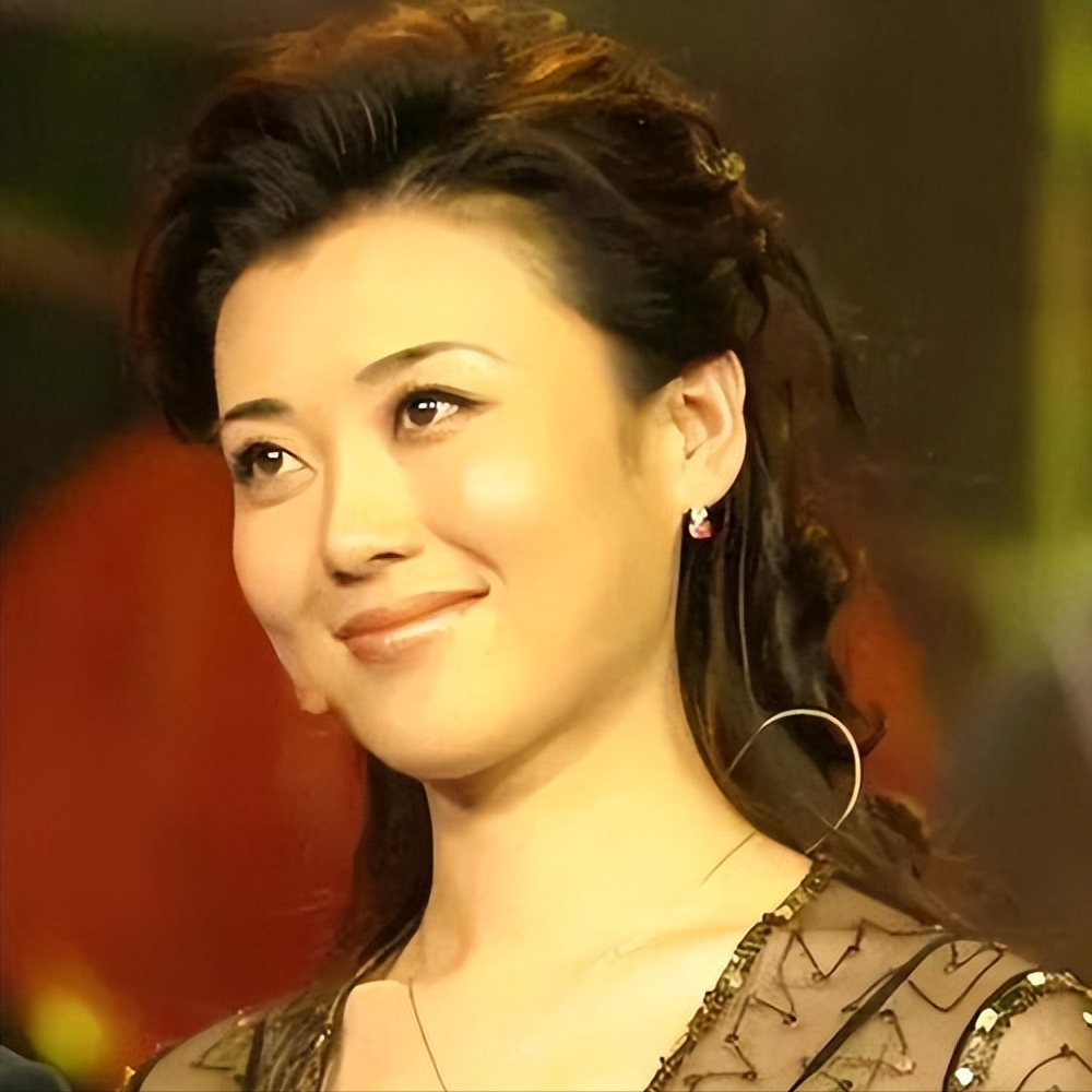 回顾李红山村姑娘打拼进央视没嫁富二代老公疑是大学老师