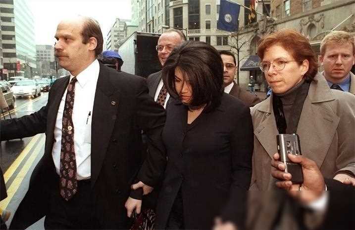 回顾拉链门事件莱温斯基展现出新生机77岁的克林顿则显得沧桑