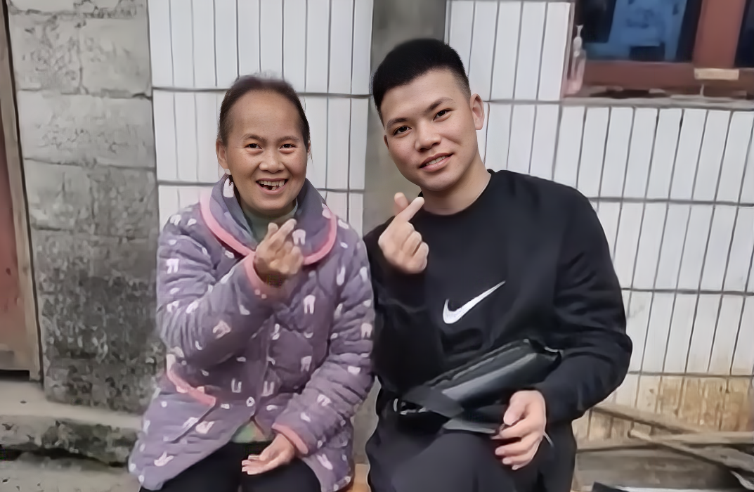 2001年贵州女子发现母亲每晚枕头下藏刀得知原因后泪目了