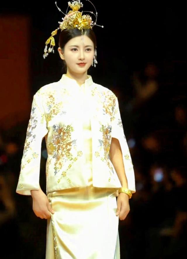 被一丝不露的斓曦惊艳不整容不打针气质甩当红女星几条街