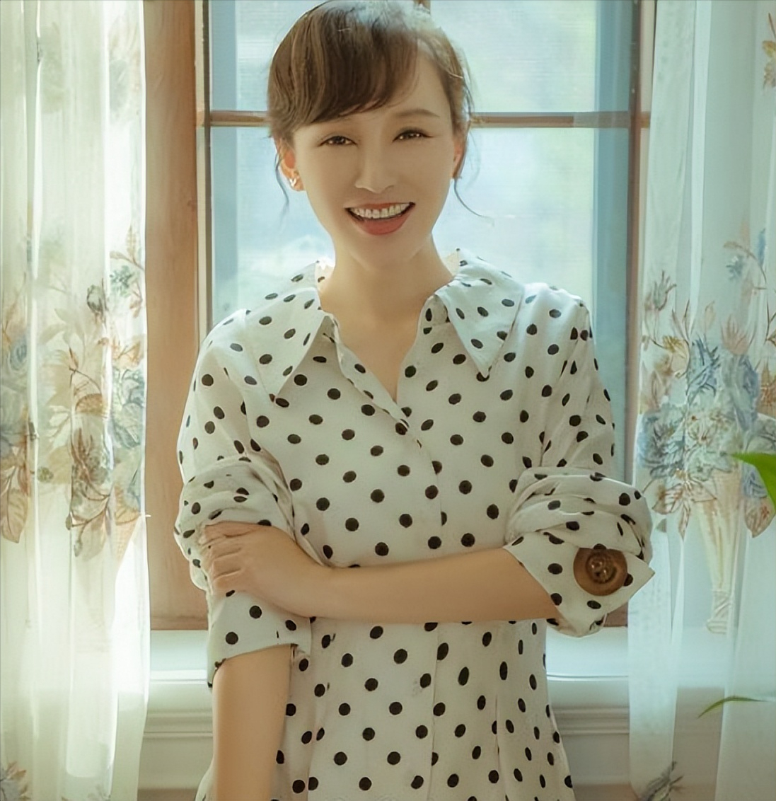 岳丽娜从小就生活在一个充满着艺术文化的家庭里,并且耳濡目染受到了