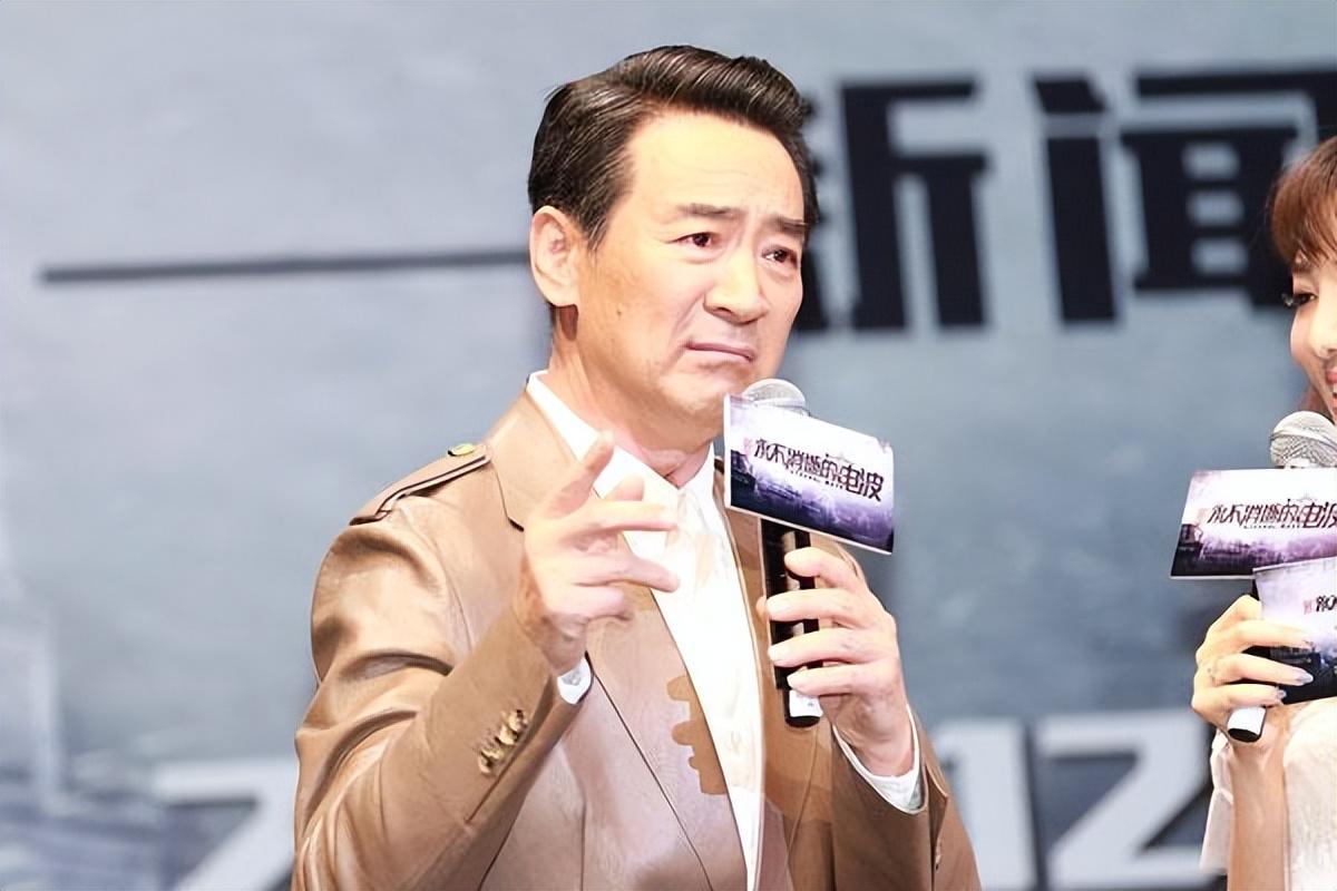 回顾69岁寇振海现状白发老态儿子上高中妻子风韵犹存