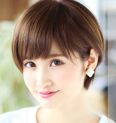 同时,短发内扣卷发也显得俏皮可爱,非常适合年轻女生.