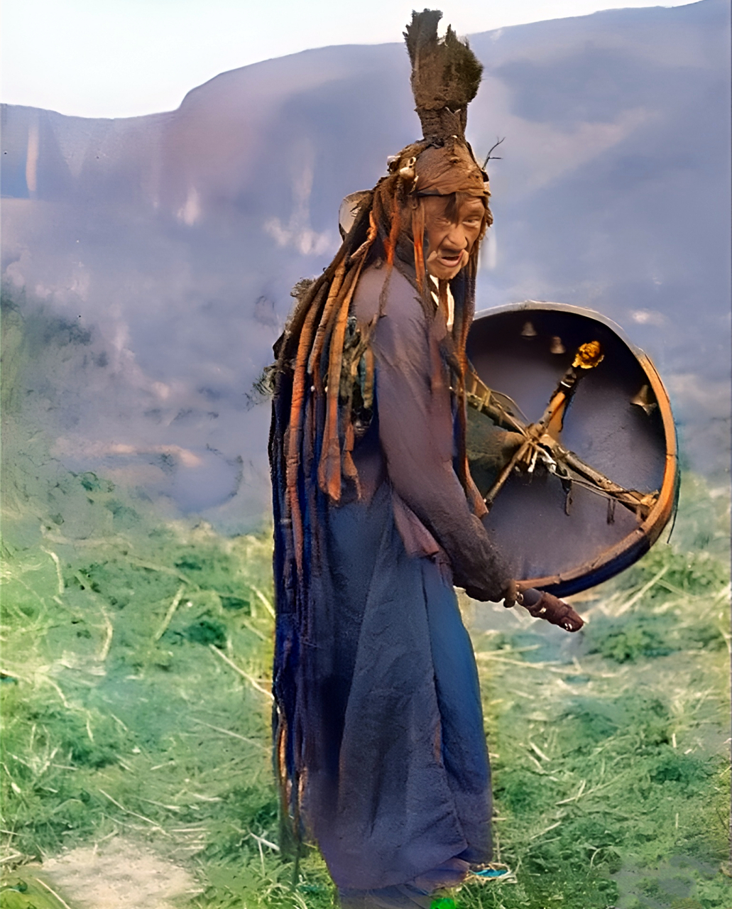 这位怪异的老人是一位蒙古萨满祭司.
