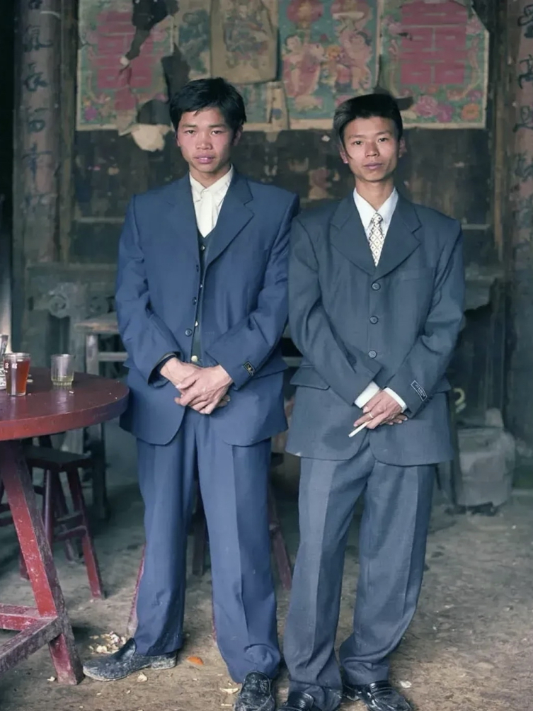 70年代能穿上西装的人应该都是上流社会的人吧,现在日常会穿西装的都