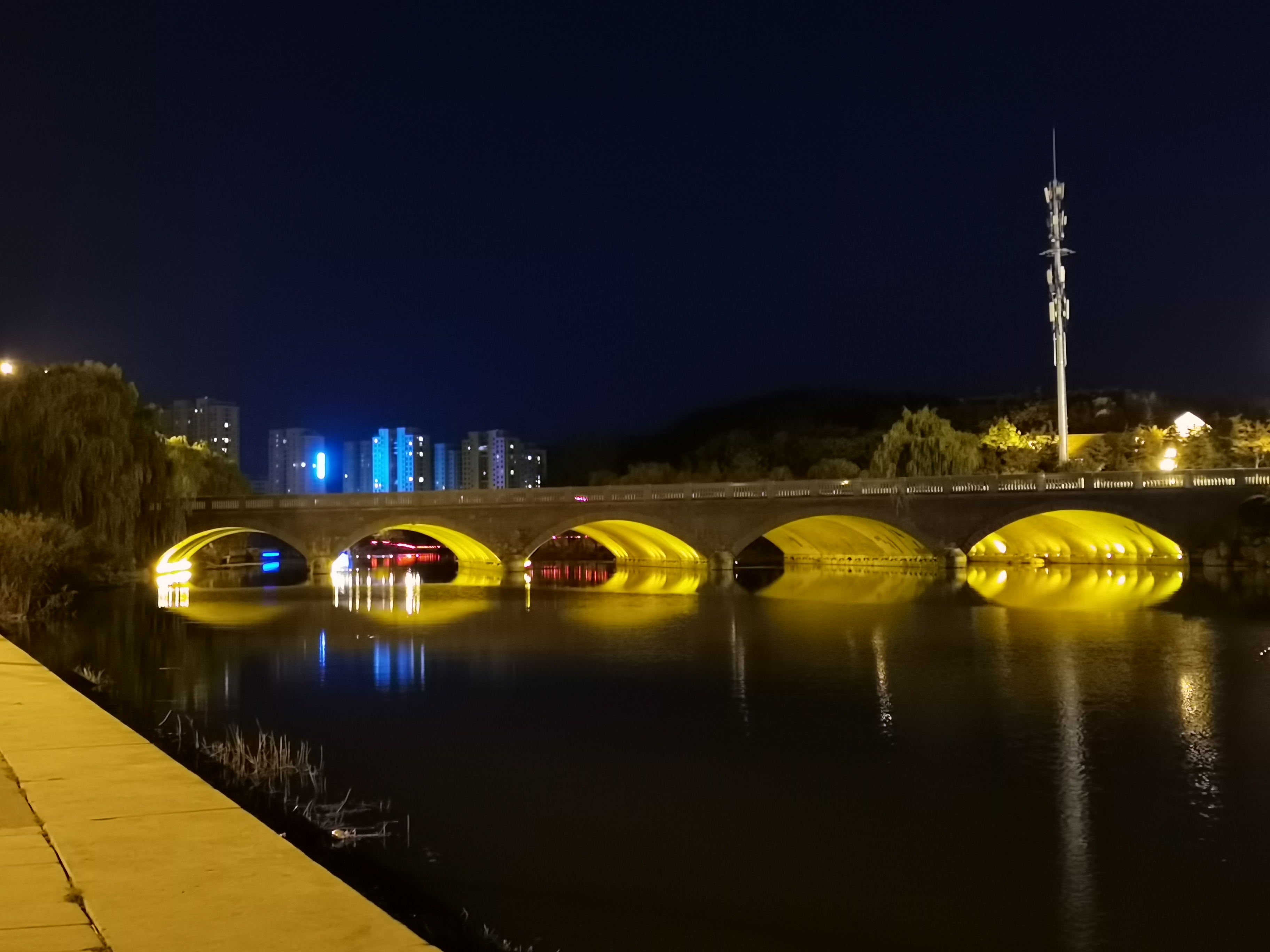 附近的夜景图片