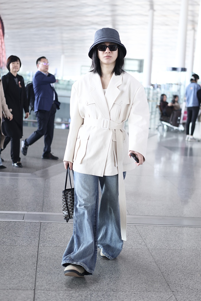 今日热点你咋看# 尚雯婕机场街拍,穿的还蛮好看的.