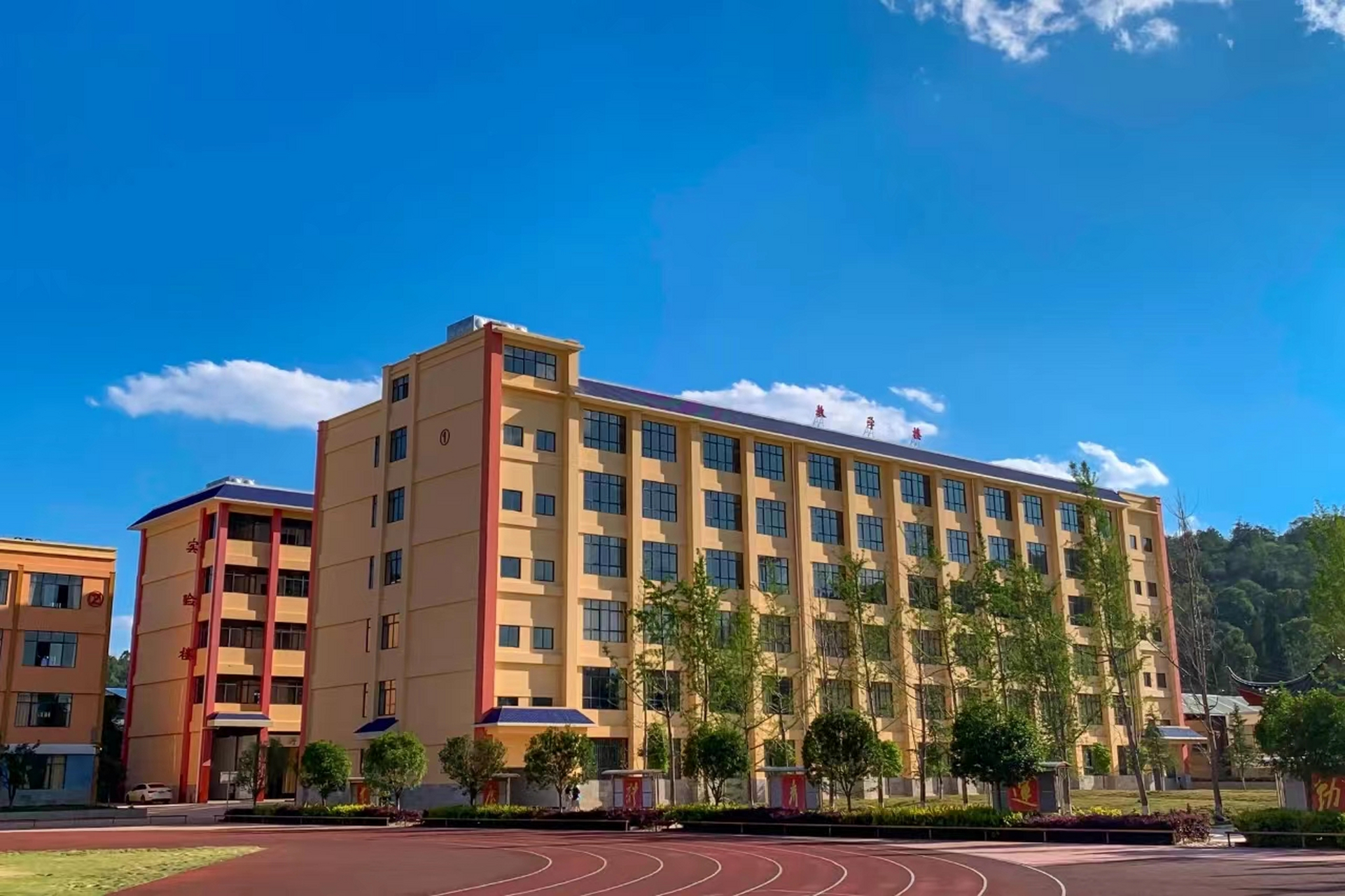 92 **昆明海亦丰中学欢迎您** 92  93 **学校简介**:昆明海亦丰