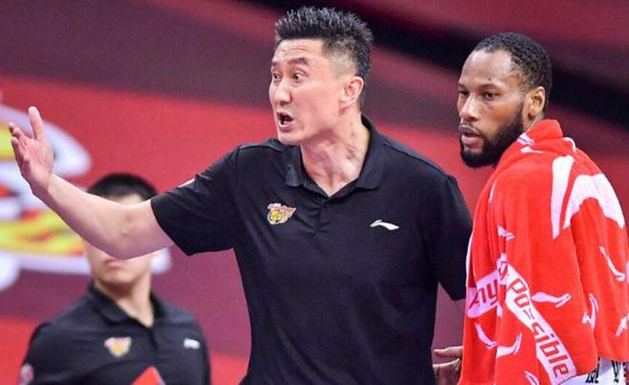 在篮球的巅峰舞台上,广东外援威姆斯的表现如同璀璨的星辰,熠熠生辉