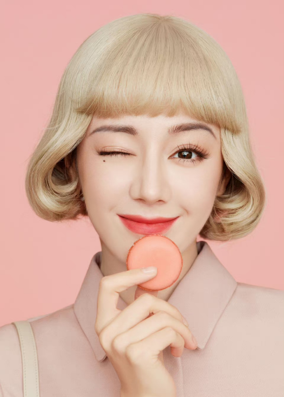 迪丽热巴一身粉色装扮,雅致复古,化身真人版芭比,美腿纤细,俏皮可爱!