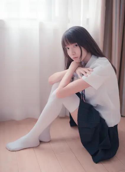 白色丝袜搭配校服好看吗?需考虑校服颜色和款式,以及身材等因素