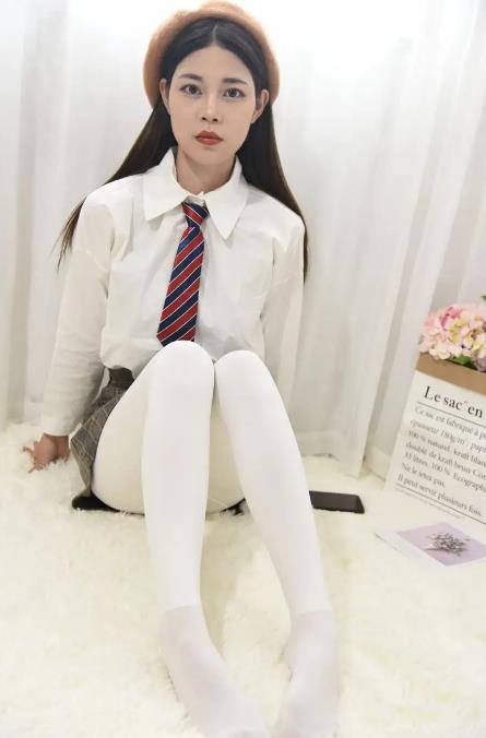 白色丝袜搭配校服好看吗?需考虑校服颜色和款式,以及身材等因素