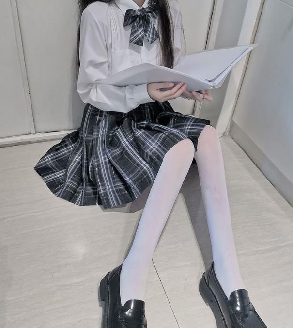 白色丝袜搭配校服好看吗?需考虑校服颜色和款式,以及身材等因素