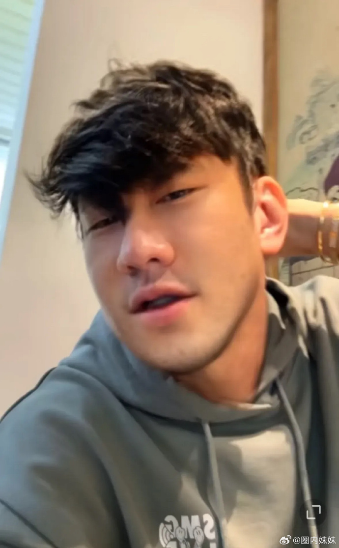 林俊杰以蓄胡子的新形象亮相,气质变化显著,散发成熟男人味