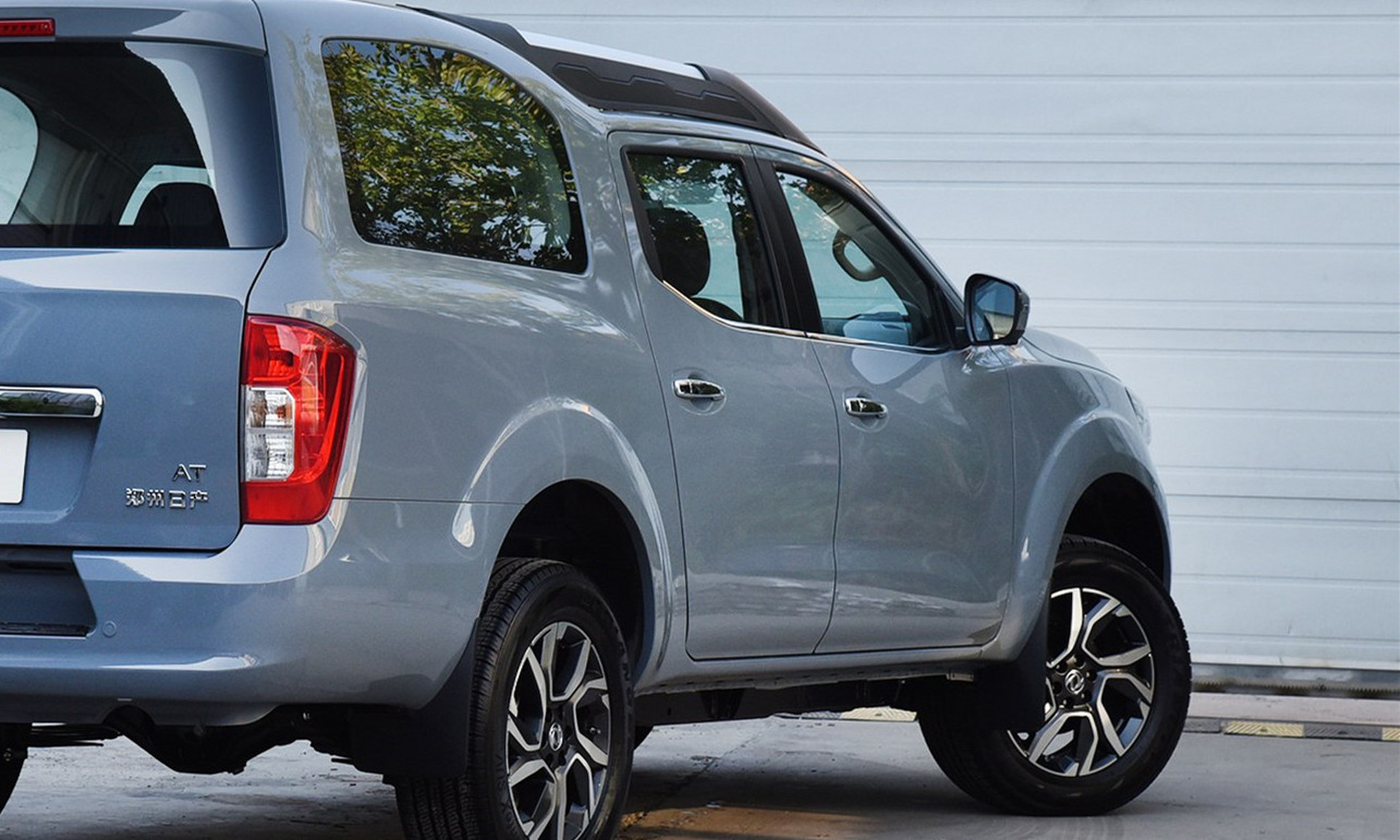 郑州日产帕拉索是一款中大型硬派suv,外观气场强大,车身尺寸庞大,售价