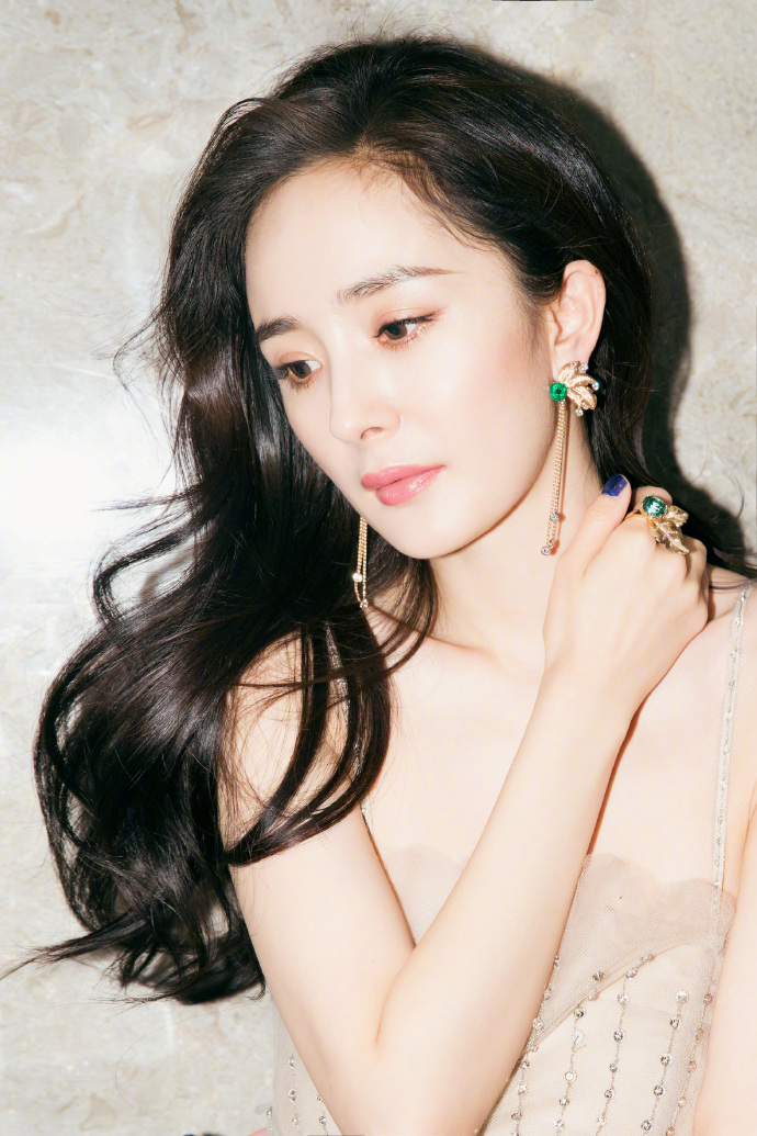杨幂穿古驰春夏礼服大秀锁骨,翡翠珠宝尽显优雅