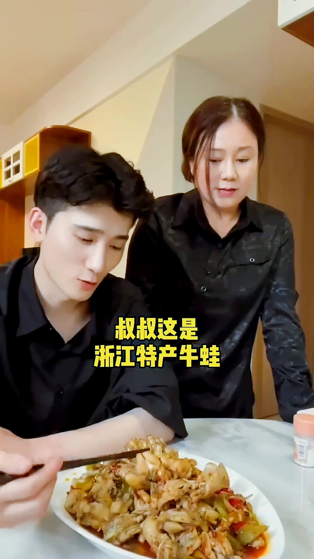 老外叔叔品尝牛蛙后的表情逗了