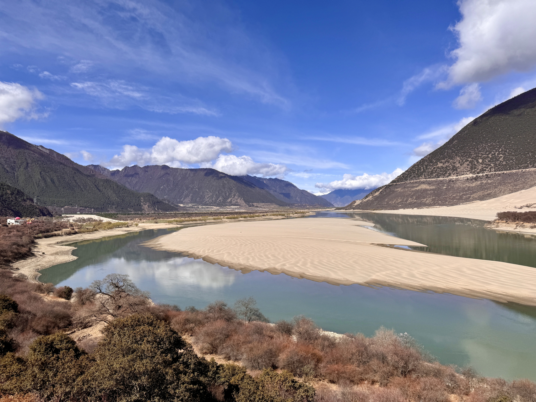 脚下是沙漠,眼前是河谷,远方是森林和雪山,自驾雅鲁藏布江河谷的小
