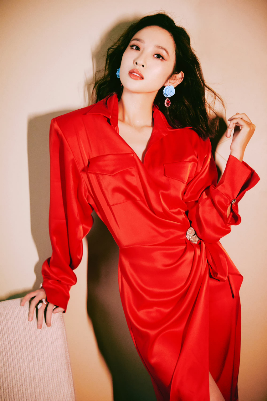 唐艺昕红色美图