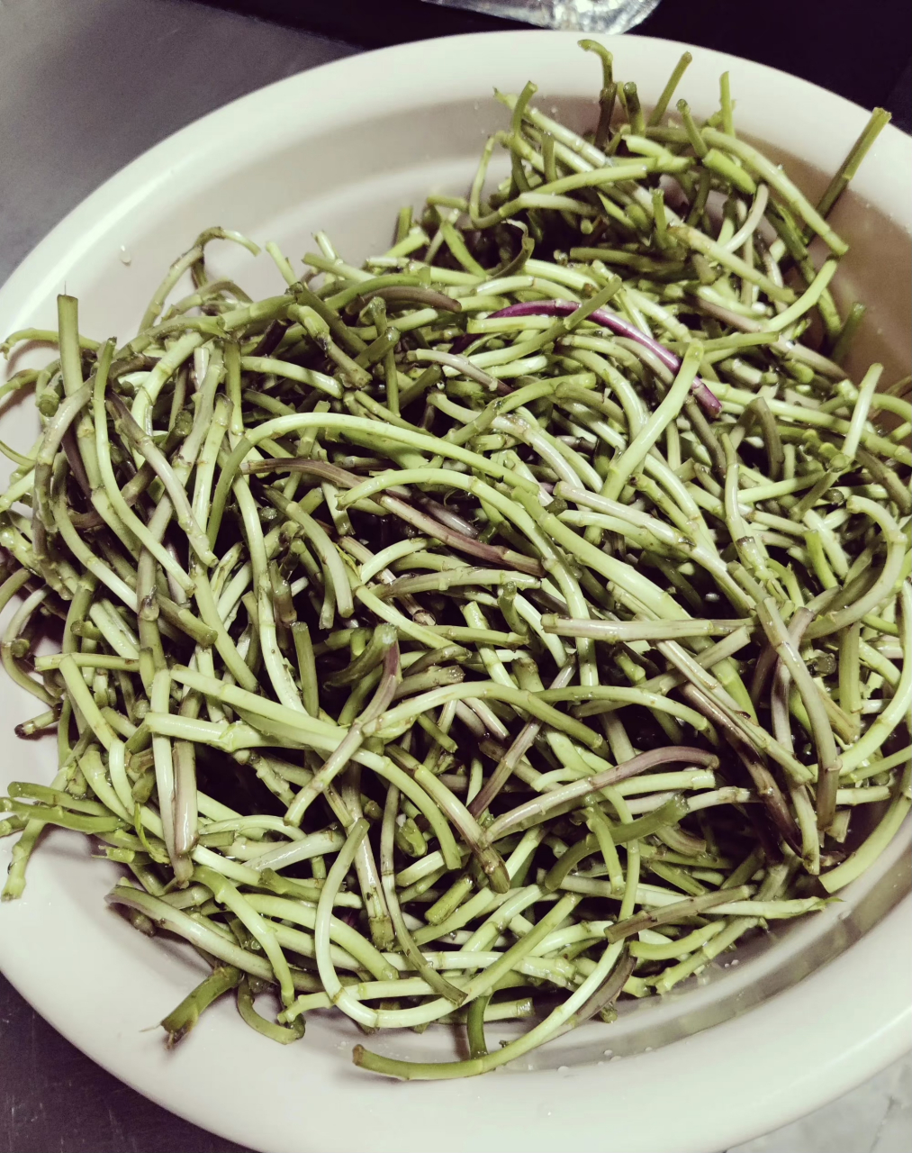 武汉一道小炒名菜藜蒿炒腊肉![赞同]#打萝卜逛大武汉