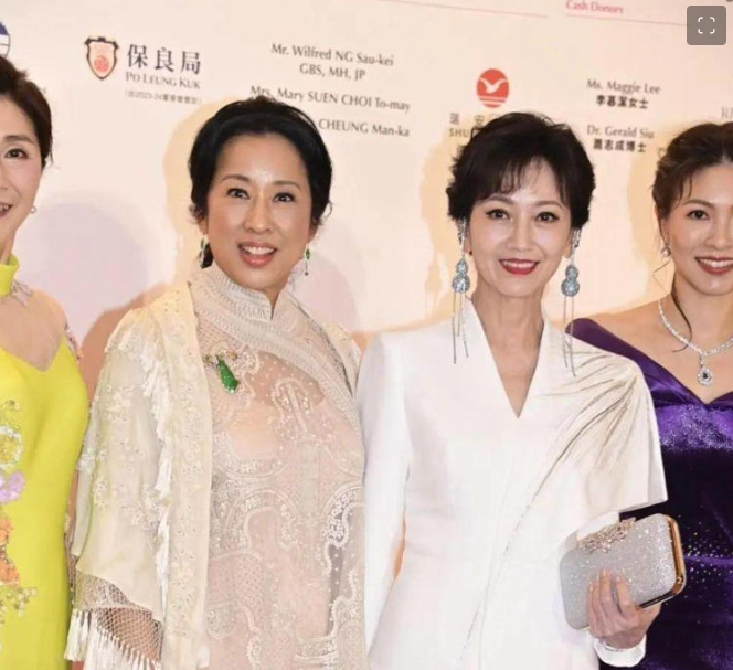 62岁叶倩文和65岁朱玲玲同框,什么才是真正的"骨相美"