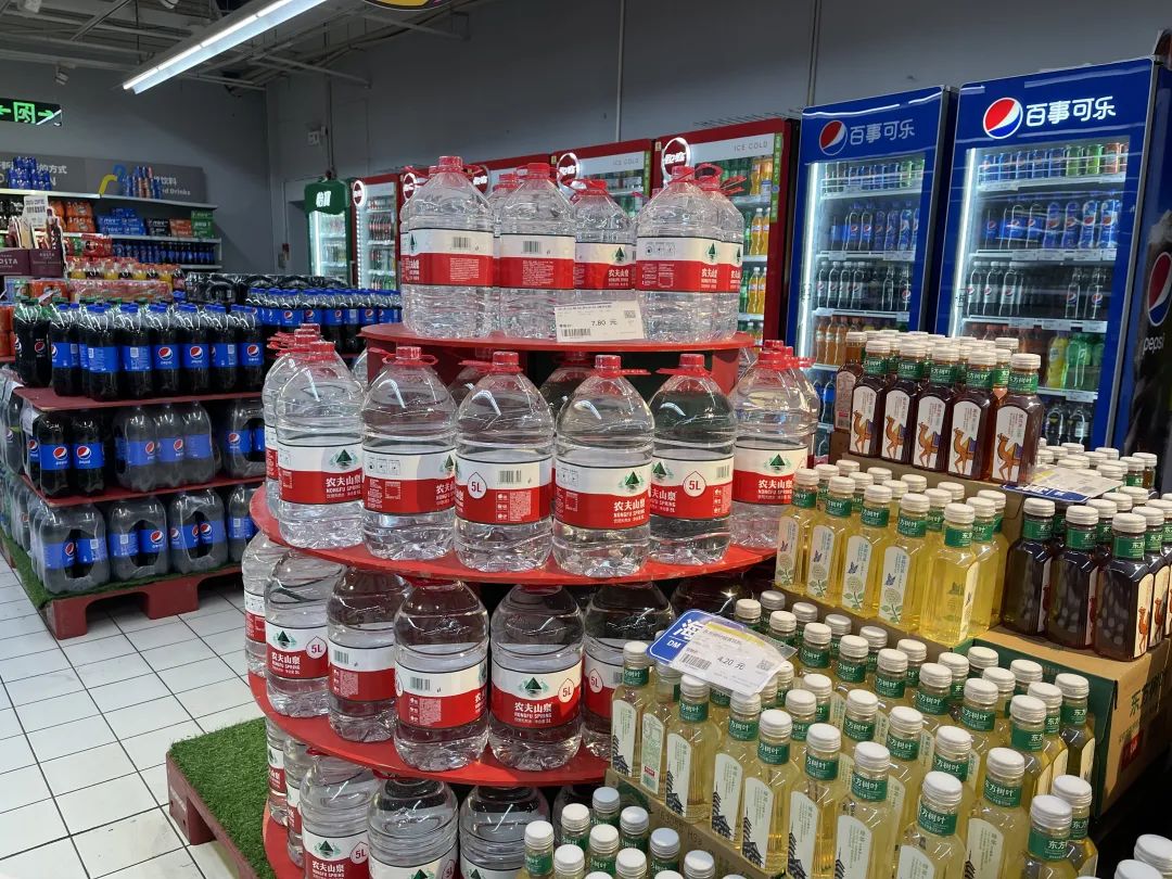 沃尔玛超市矿泉水农夫山泉便利店农夫山泉沃尔玛下架娃哈哈农夫山区