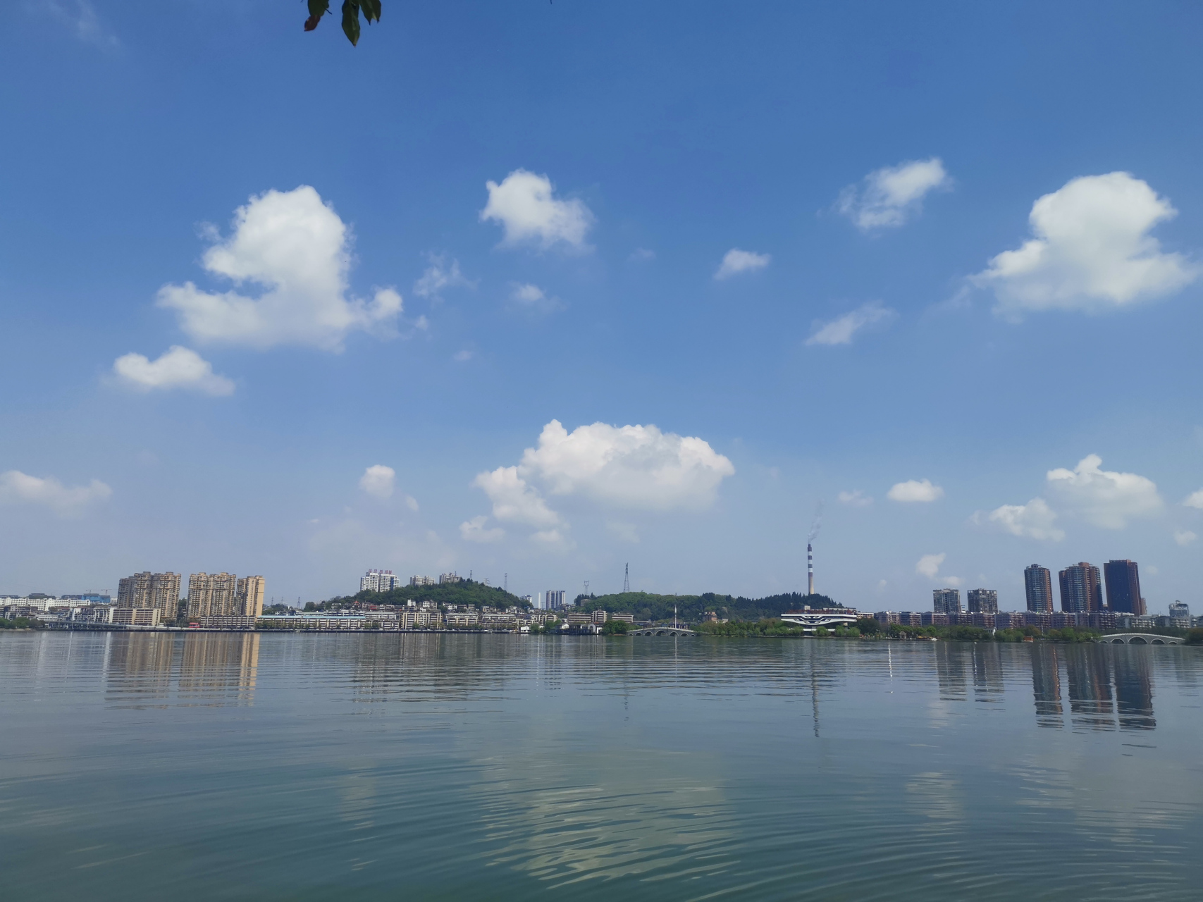 骑行黄石江滩公园,下会庙很漂亮,江边散散步,蓝天白云!