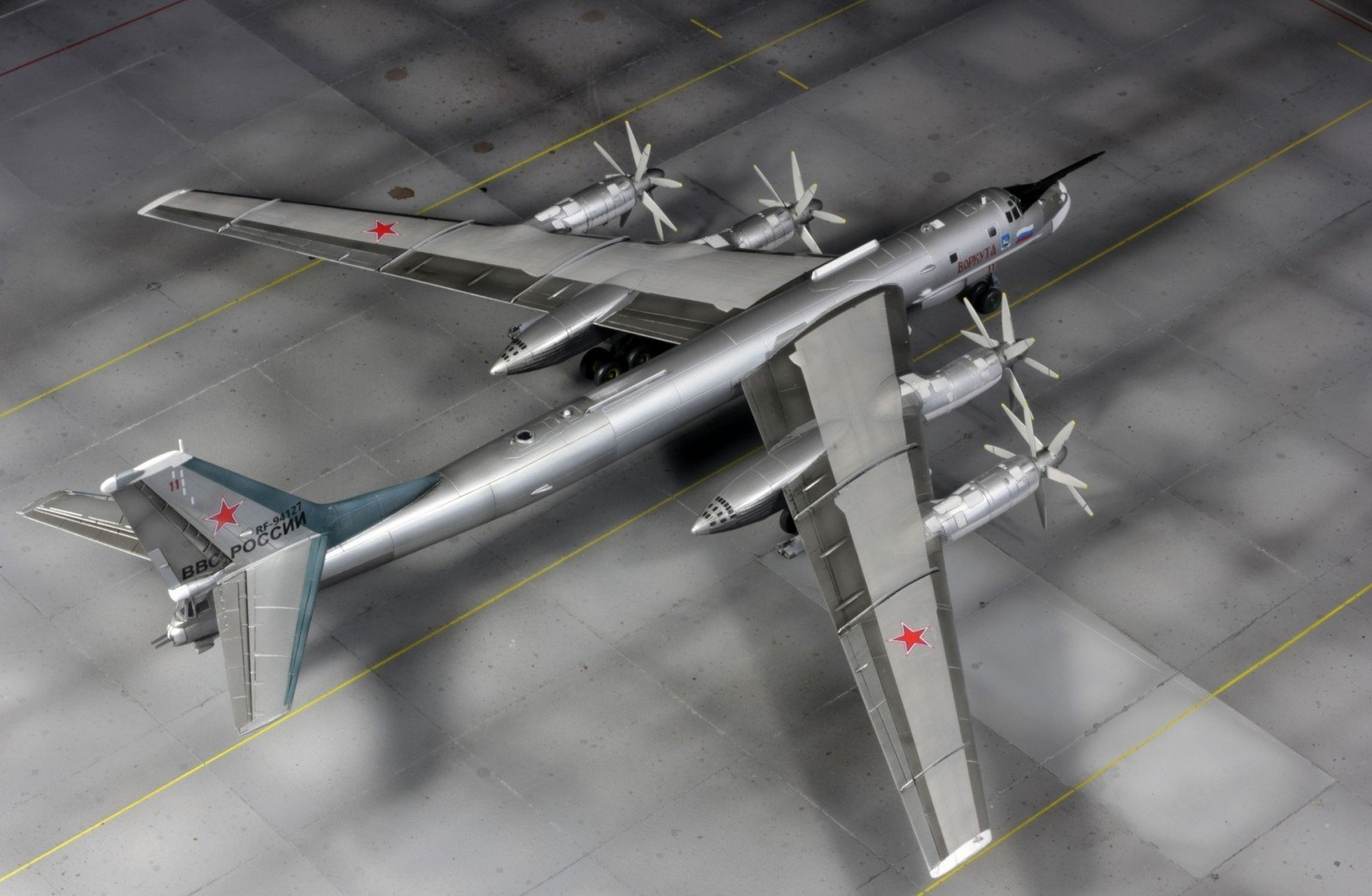 zvezda 1/144 俄罗斯空天军 图-95ms 战略轰炸机,该机是在图-142的