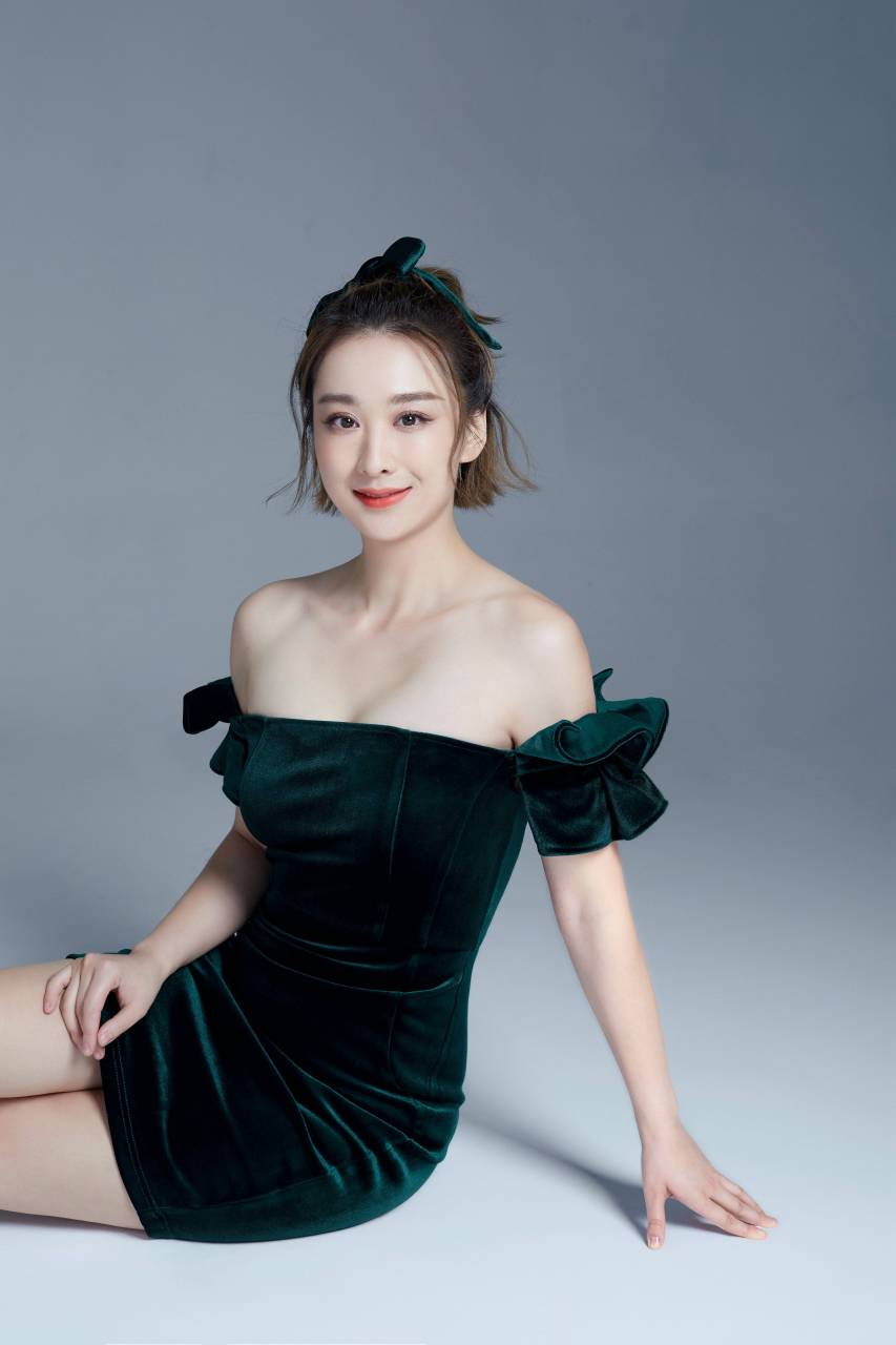 香肩微露,优雅风十足!穆婷婷时尚壁纸精选,美到让人心动!