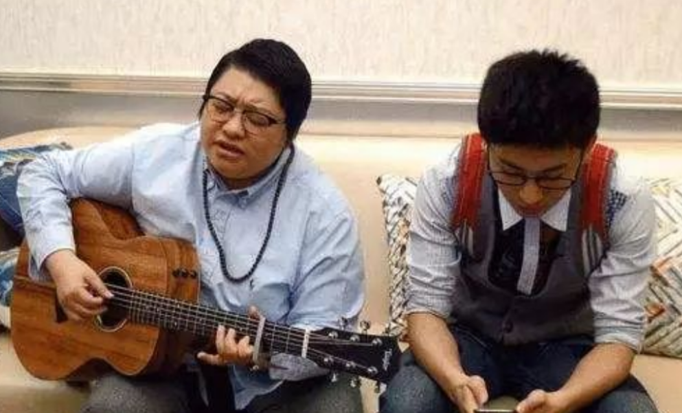 不过和大多数大忙人不一样的是,韩红对韩厚厚非常关注.