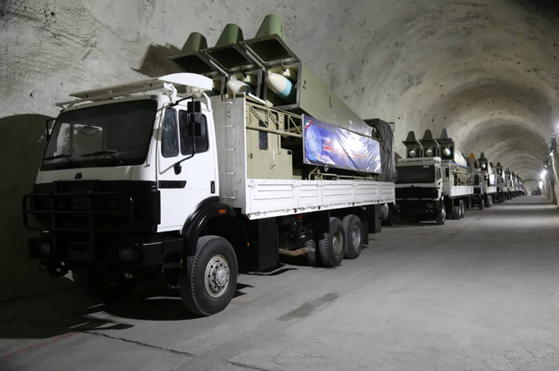 伊朗直接公开地下导弹基地画面!