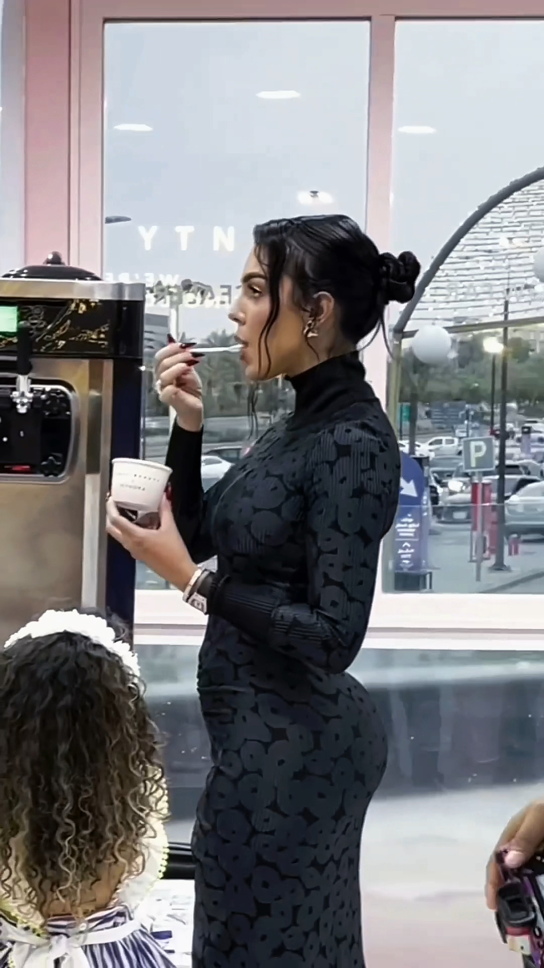 路人视角中的c罗女友乔治娜,身材太好了