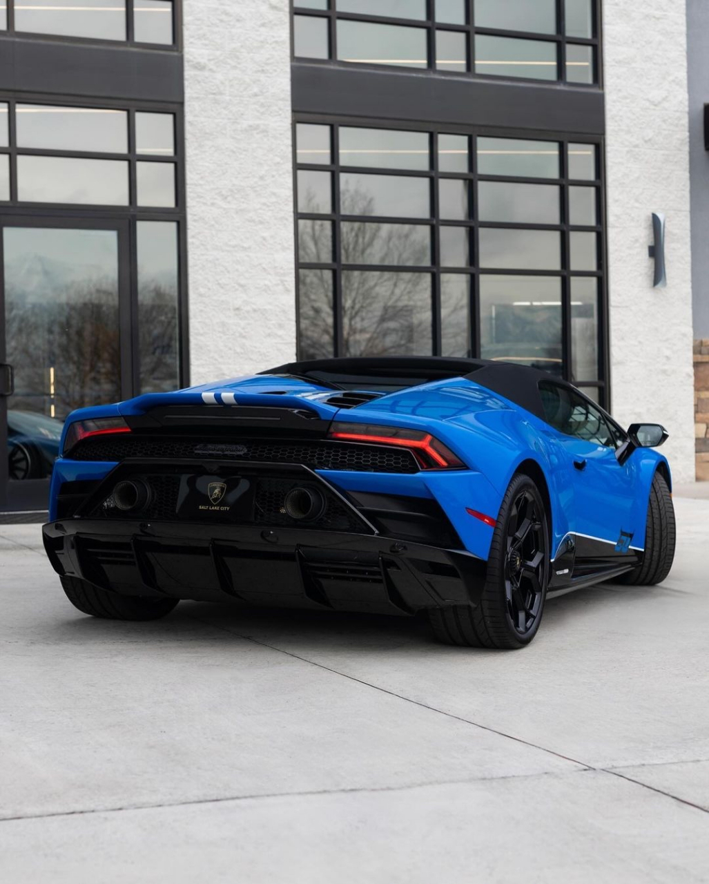 介绍2024年兰博基尼飓风evo spyder 60周年纪念版.