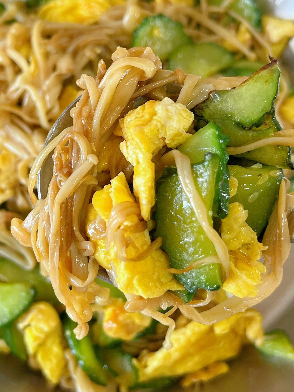 今天分享的是这个金针菇炒黄瓜鸡蛋! 食材健康干净!而且很低卡!