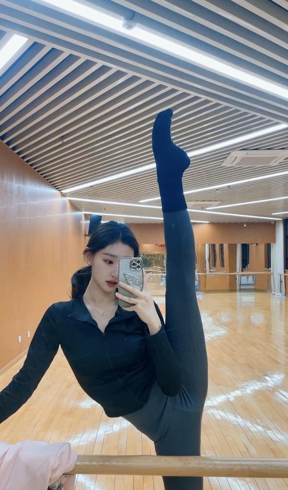 她是一名充满激情与活力的舞蹈生,每一个动作都充满了力量,这样的女生