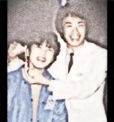 网上找到几张老照片,污妖王费玉清年轻的时候也是挺清秀的,但是他旁边