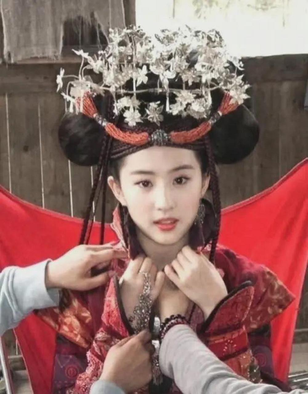 刘亦菲大婚妆造放现在也会遭吐槽吧,实在无法违心夸好看.