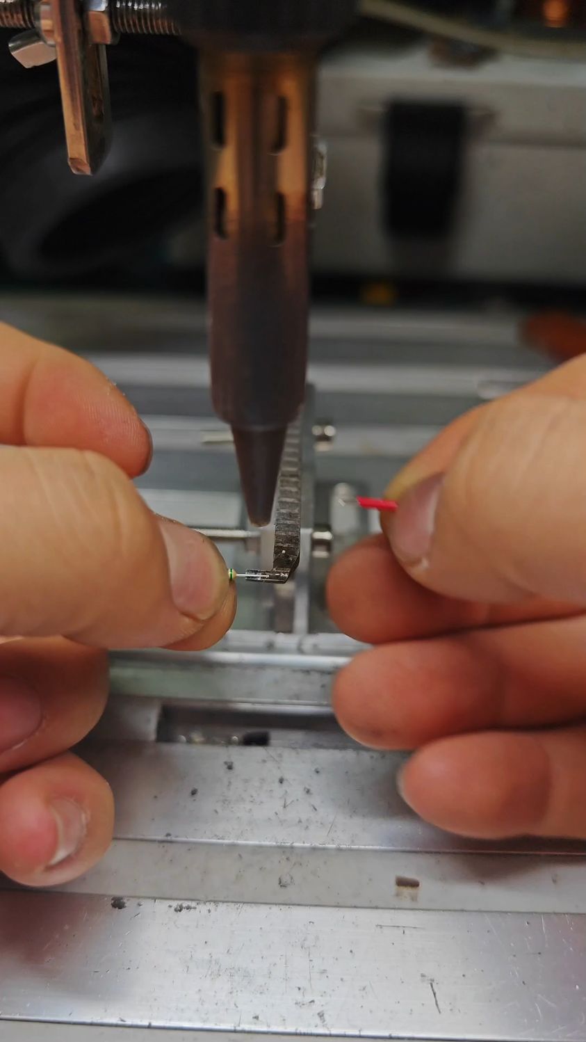 电阻针脚焊线,又快又好.