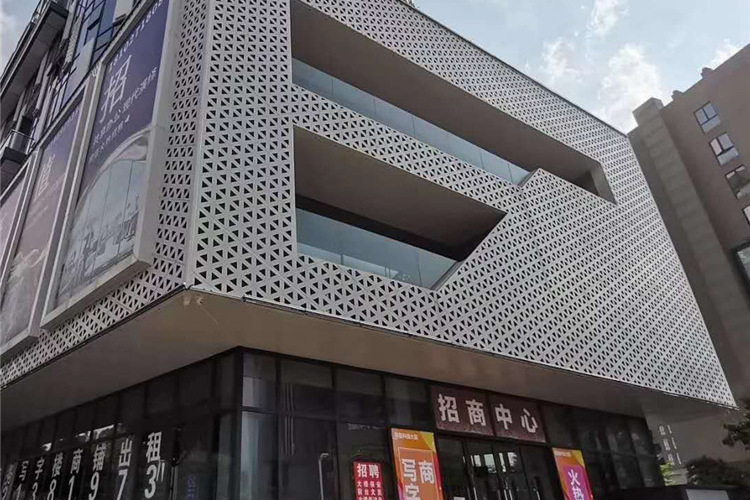 冲孔铝单板在高层建筑外墙改造中具有独特视觉效果,改善采光通风,轻量