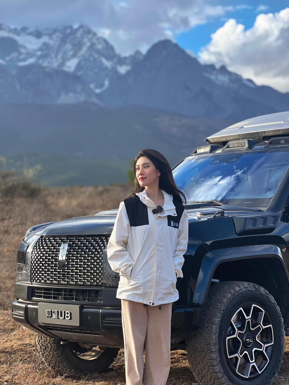 开新百万豪车的美女小姐姐,花100万买奔驰宝马的不一定是有钱人,因为