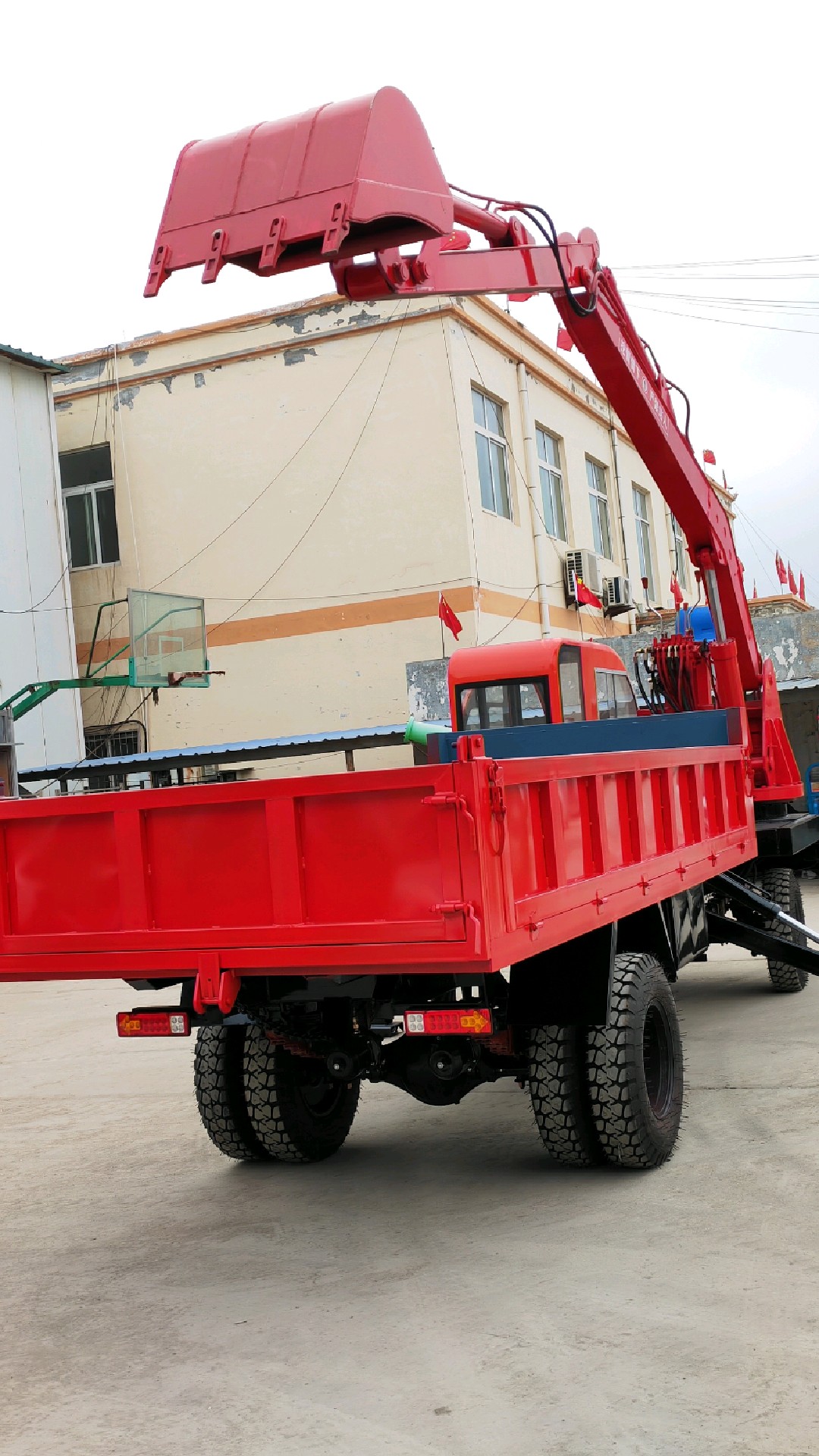 四不像四驱爬山王 随车挖