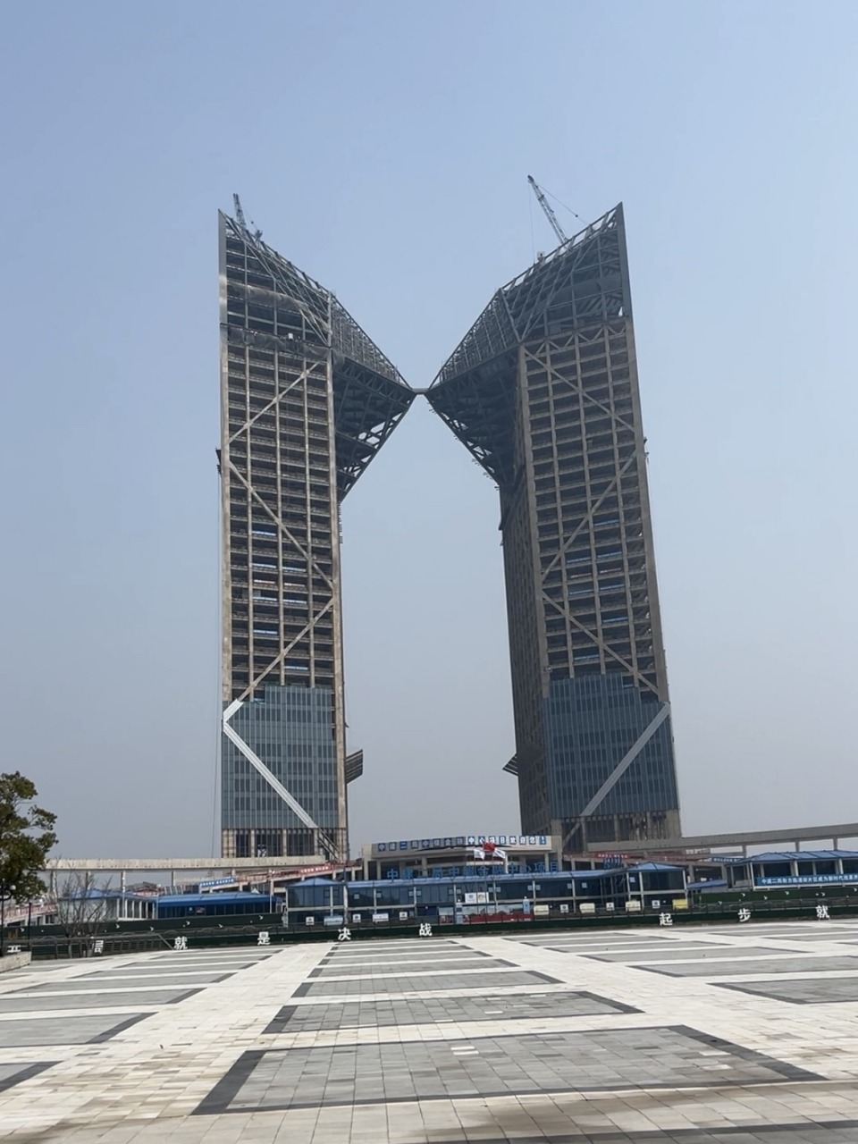 这对仿佛在亲嘴的双子塔楼,就是临港在建的最高建筑——上海中银饺谮