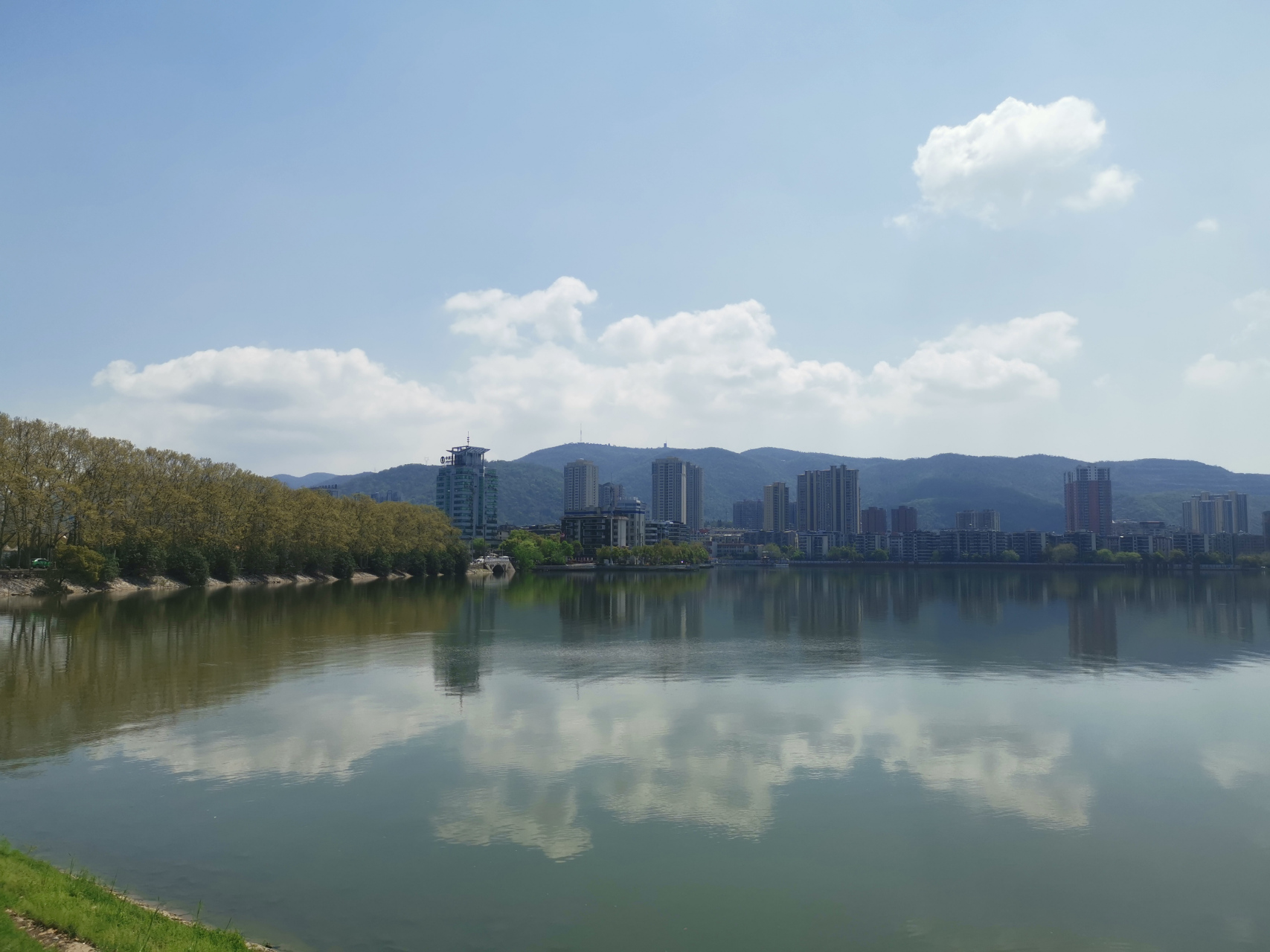 骑行黄石江滩公园,下会庙很漂亮,江边散散步,蓝天白云!