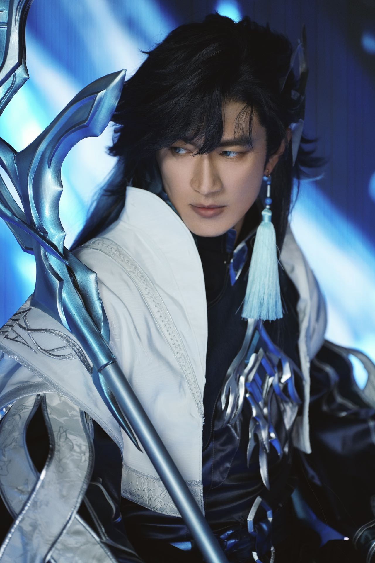 林更新cos王者荣耀大司命,手持神戈长身玉立,摘下面具真的帅气