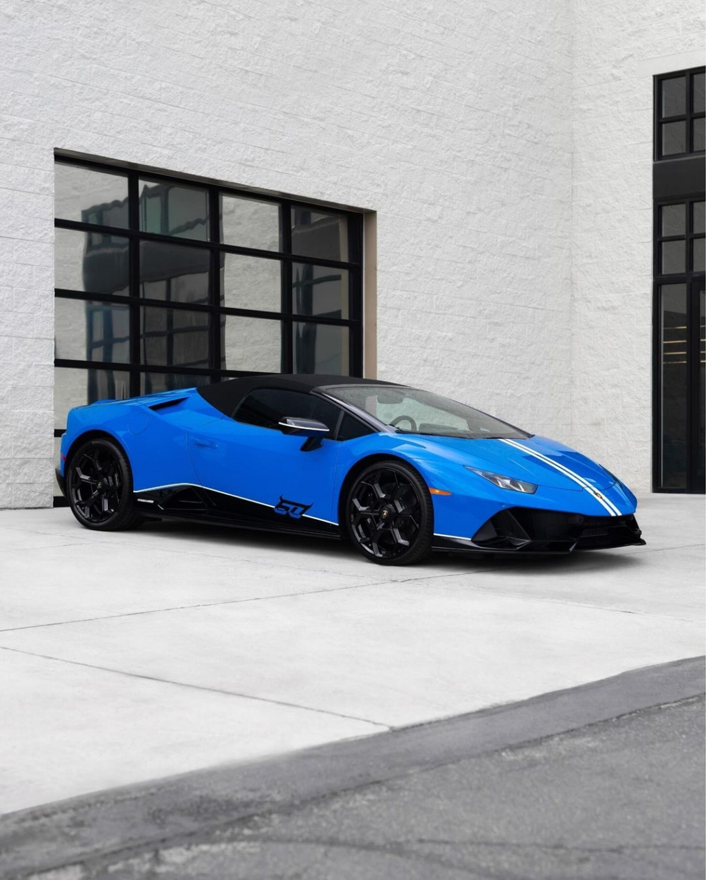 介绍2024年兰博基尼飓风evo spyder 60周年纪念版.