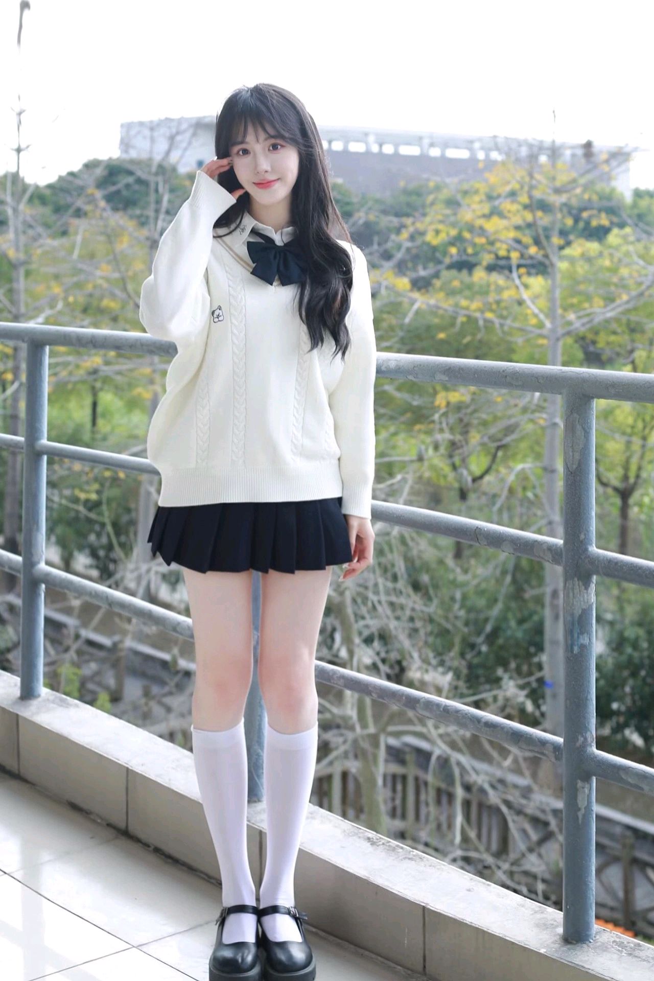 春季穿搭新风尚:黑色百褶裙配白色小腿袜,尽显学院风韵
