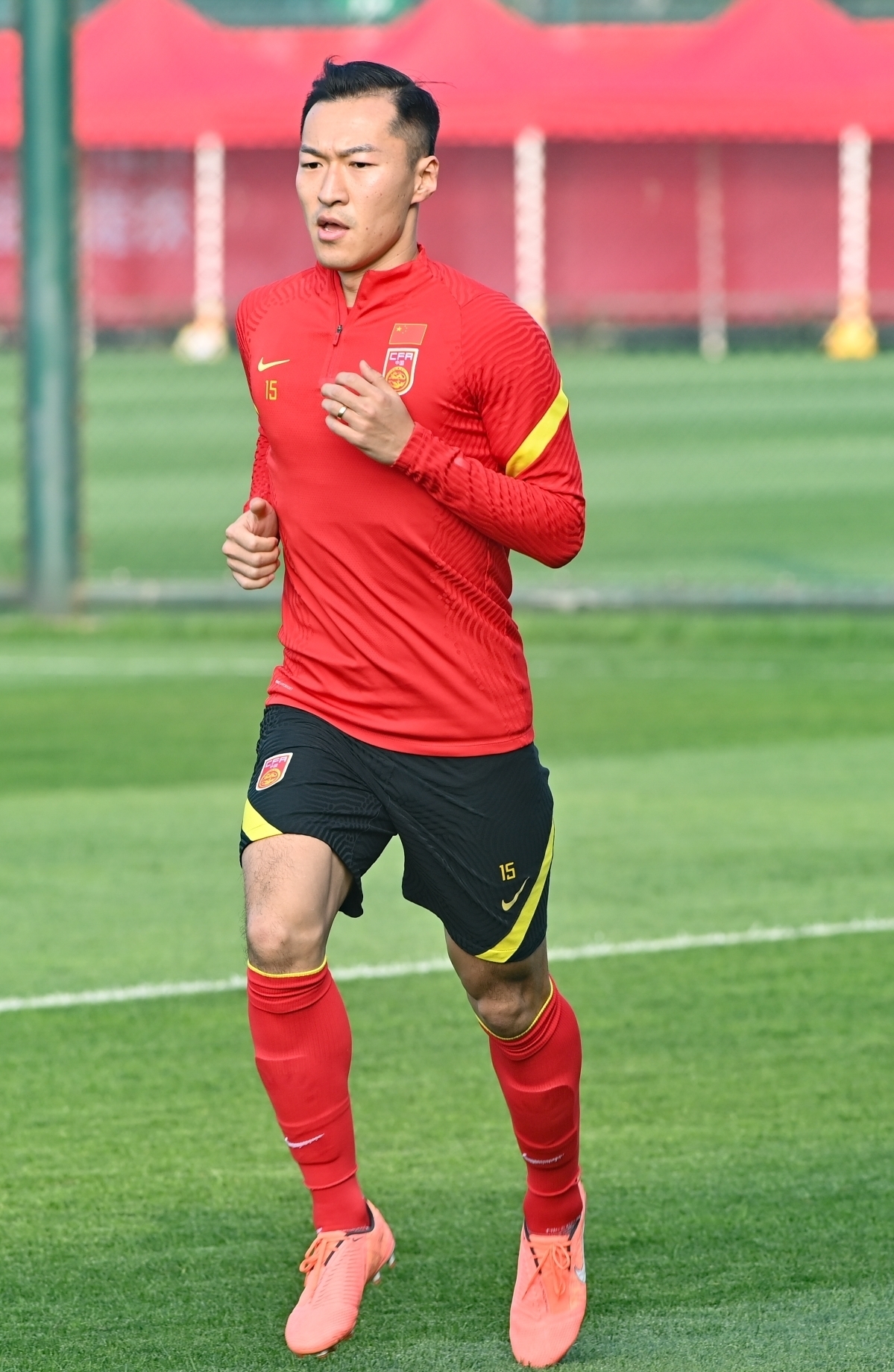 吴曦被球迷骂,骂那么狠,也从未对球迷红过脸,可以说品行俱佳,任劳