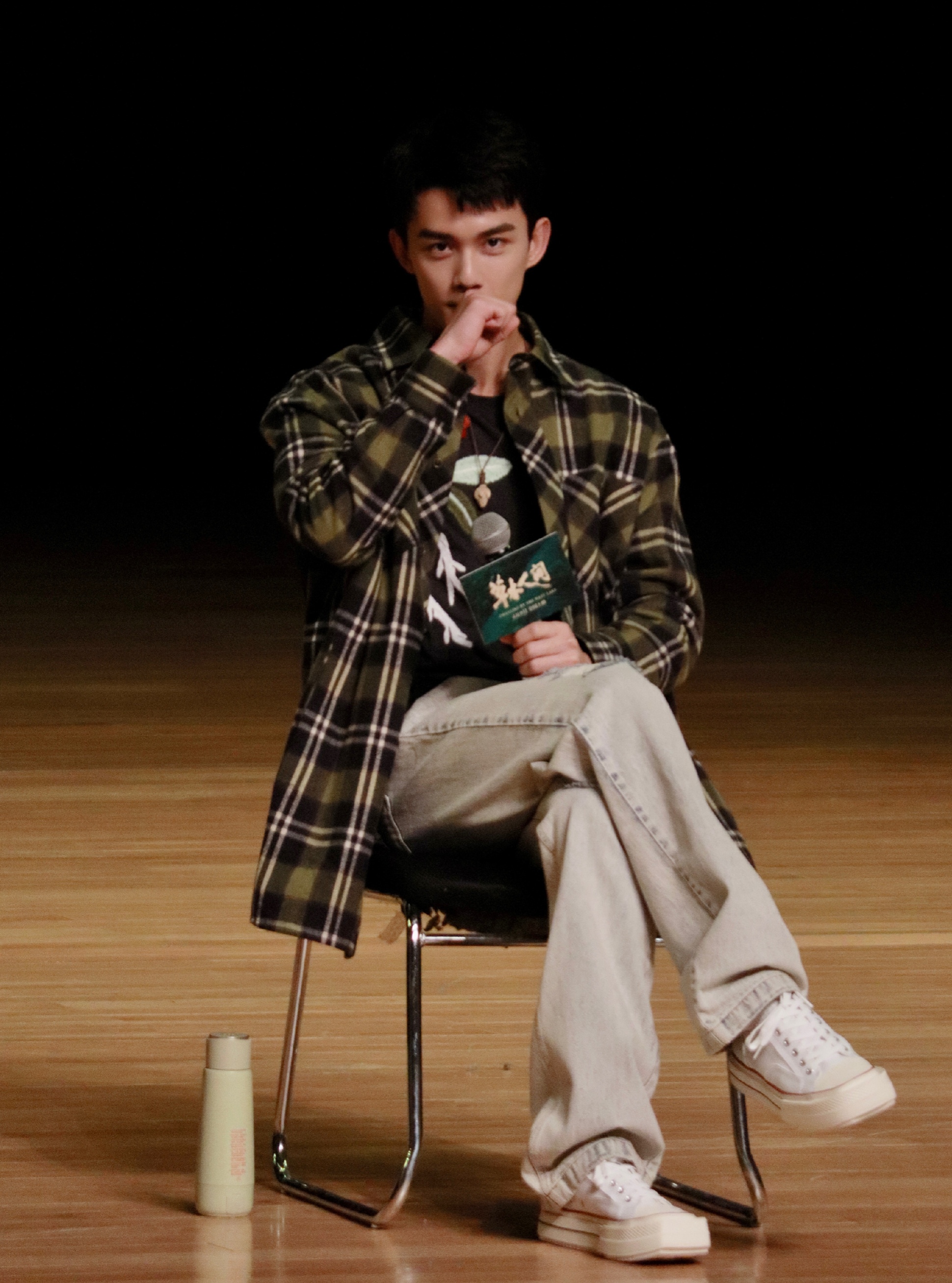 草木人间路演吴磊在现场宣传很卖力这部电影是关于诈骗的很有现实