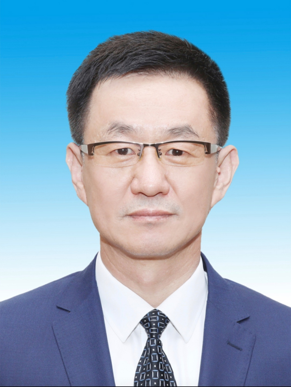 石家庄市长马宇骏在最近举办的石家庄马拉松比赛中,戴着遮阳帽和墨镜