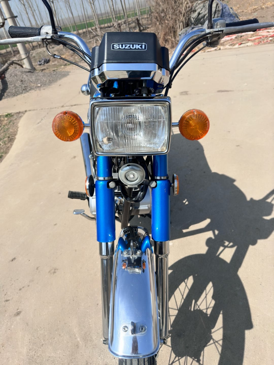 看人家这辆28年的摩托车还是这么新,金城铃木ax100,还是辐条的,也是一